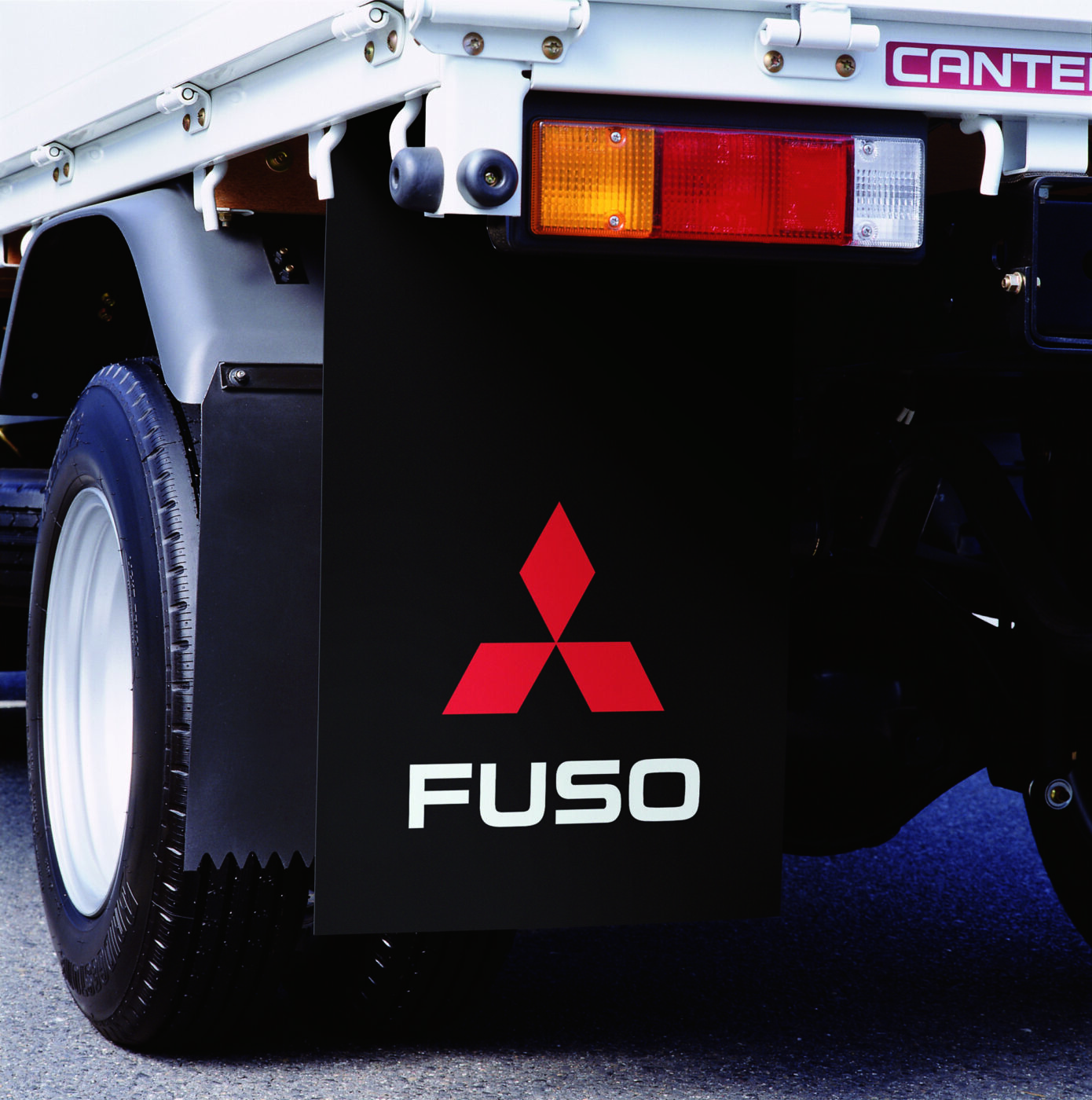 Les déflecteurs de saleté FUSO protègent le véhicule, les passagers, les autres véhicules et les piétons de la boue et des salissures soulevées par les pneus.