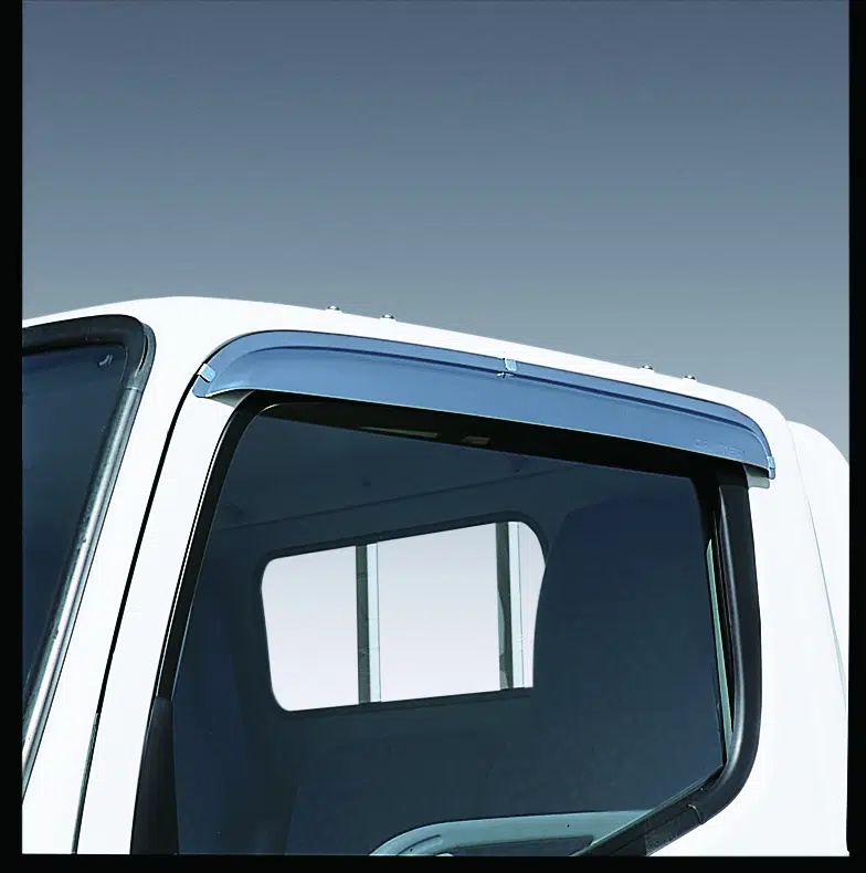 Il deflettore del vento FUSO consente di guidare senza correnti d'aria anche con il finestrino aperto.