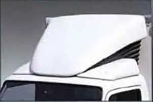 Der FUSO Dachspoiler wird auf dem Kabinendach angebracht und ist für Kofferaufbauten bestens geeignet, da er beim Fahren die Windgeräusche vermindert sowie den Kraftstoffverbrauch um bis zu 5% senkt.