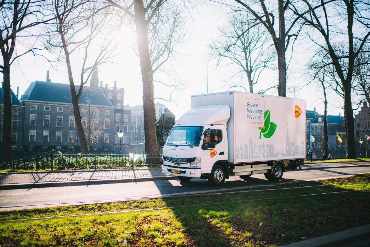 Con il suo FUSO eCanter completamente elettrico, PostNL sta realizzando la versione ideale del trasporto di distribuzione all'interno delle città, a emissioni zero e silenzioso.