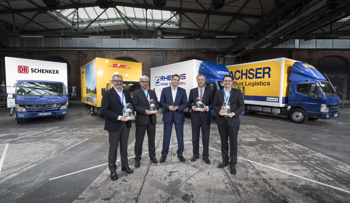 Die ersten rein elektrisch angetriebenen FUSO eCanter aus Serienproduktion, die auf Europas Straßen losstromern, sind ab sofort für die Logistikriesen DHL, DB Schenker, Rhenus und Dachser im Einsatz.
