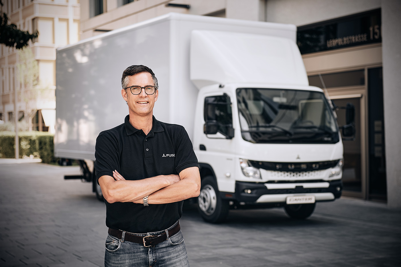 Avec FUSO Europe, la marque et le Canter ont recu, il y a environ 20 ans, une nouvelle organisation de distribution en allemagne en tant que partie de Daimler Trucks. Erk Roennefarth, aujourd'hui directeur du marketing et de la gestion des produits pour l'europe, est présent depuis cette époque et s'y connaît en matière d'exotisme, de travail de pionnier et d'amour du Canter.