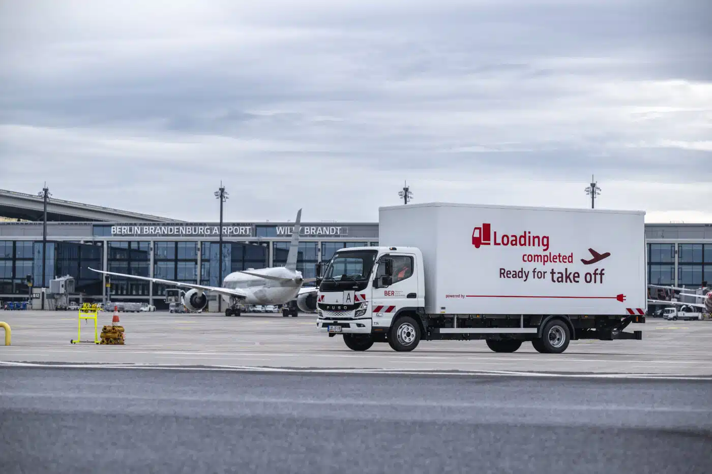 Da un anno e mezzo, nell'ambito della sua strategia di sostenibilità per lo svolgimento della logistica interna dei rifiuti e dello smaltimento, l'aeroporto di Berlino Brandeburgo GmbH punta sull'elettromobilità: come si può vedere, è proprio il lavoro giusto per il FUSO eCanter 7C18e.