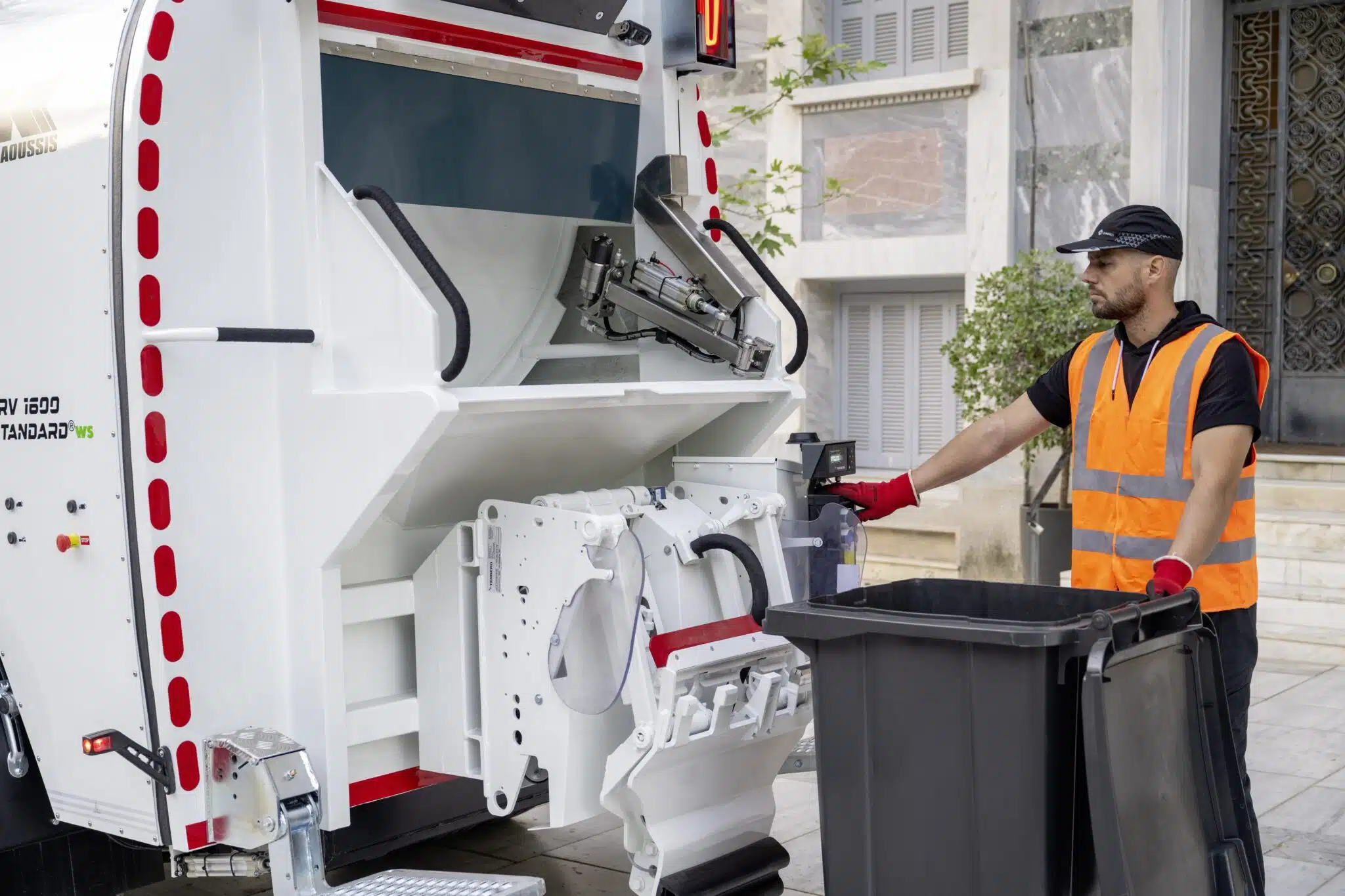FUSO eCanter räumt auf: 89 batterieelektrische Lkw sammeln Abfall in Athen und Thessaloniki
FUSO eCanter cleans up: 89 battery-electric trucks collect waste in Athens and Thessaloniki
