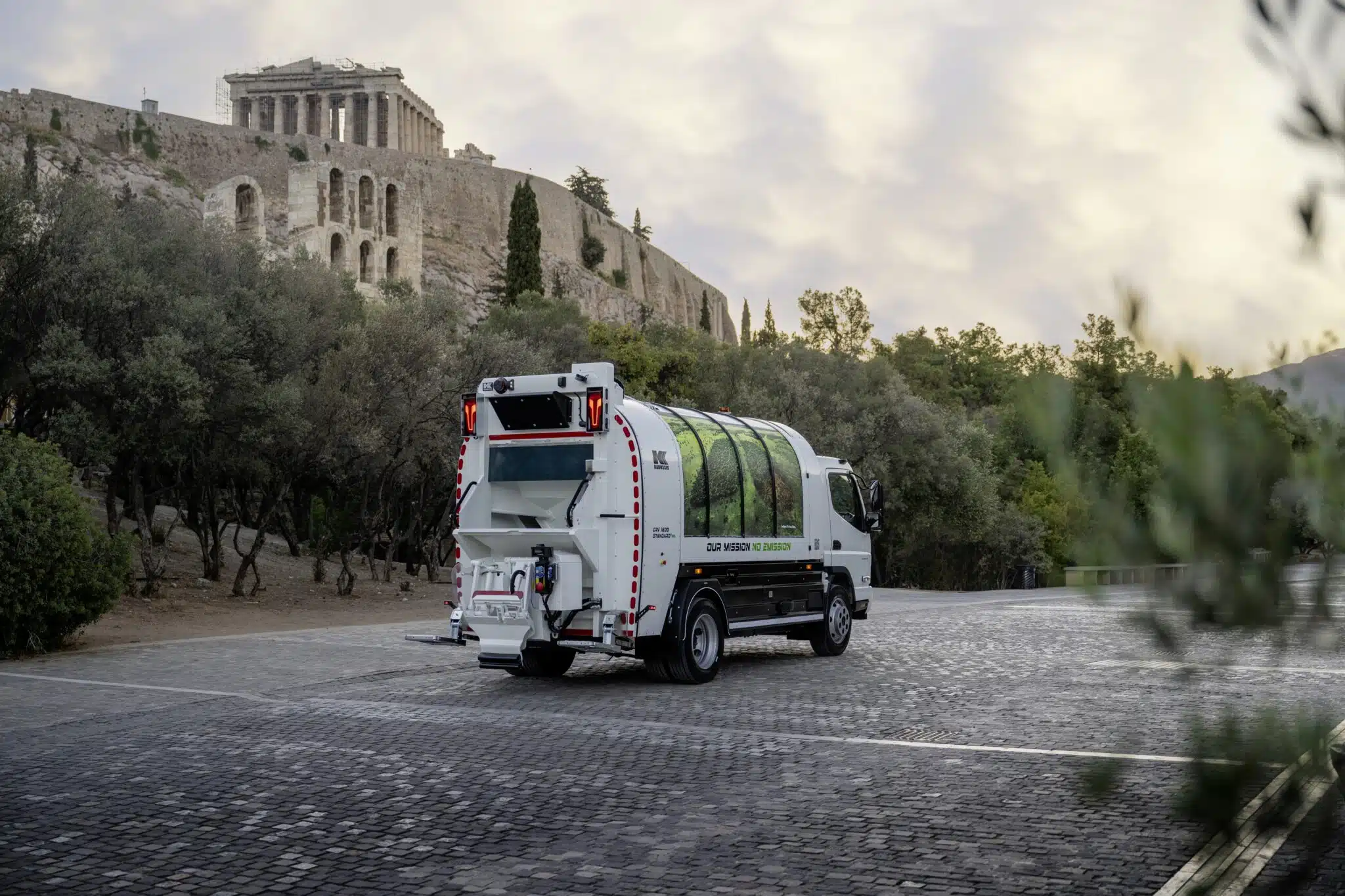 FUSO eCanter räumt auf: 89 batterieelektrische Lkw sammeln Abfall in Athen und Thessaloniki
FUSO eCanter cleans up: 89 battery-electric trucks collect waste in Athens and Thessaloniki