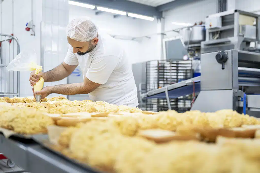 PARTIAL LOAD - BAKERY ZIPPER AND GATENBRÖCKER DELIVER GOODS WITH NINE eCANTERS