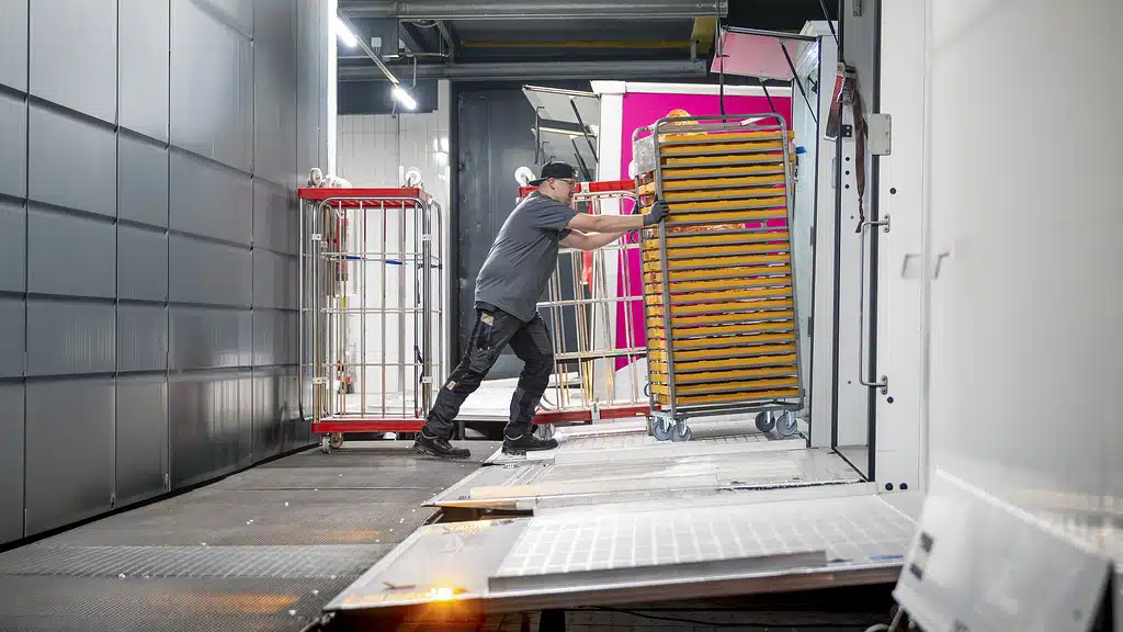 PARTIAL LOAD - BAKERY ZIPPER AND GATENBRÖCKER DELIVER GOODS WITH NINE eCANTERS